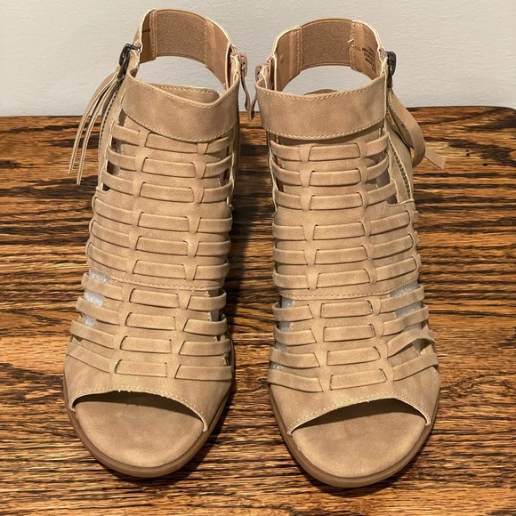 Torrid Perforated Back Strap Heel EUC 8.5W - Picture 2 of 7